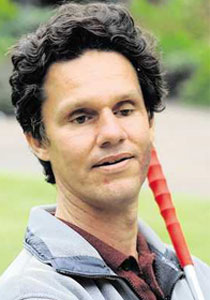 الرجل الوطواط يعيد الامل للمكفوفين ويرى بأذنيه!