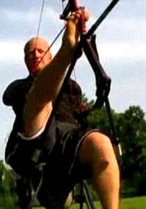 بالفيديو: بلا ذراعين يغيّر عجلات سيارته بـ9 دقائق ويلهم الكثيرين!!