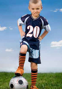 رمز للأمل.. طفل تحدى ثقبا بقلبه وأصبح نجم كرة قدم!!