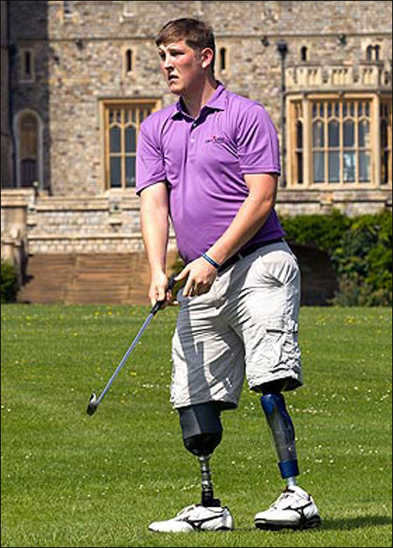 بعد بتر رجليه: تحول من بطل حرب الى بطل في رياضة الغولف!