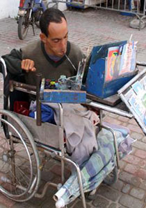 مغربي يتحدى اعاقته ويرسم بفمه ويبيع لوحاته بدولارين!