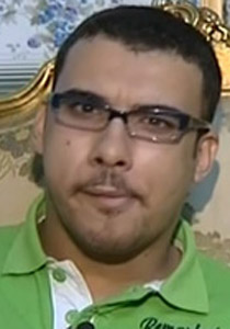 تحدى اعاقته واصبح يعمل مصمم برامج ومواقع إلكترونية ومترجم!!