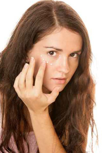 بعض النصائح اليك سيدتي لتفادي التجاعيد تحت العينين!