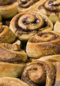 لتسمعي أجمل الاطراءات.. حضري لفائف القرفة بالتمر!