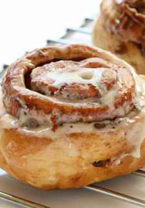 لتسمعي أجمل الاطراءات.. حضري لفائف القرفة بالتمر!