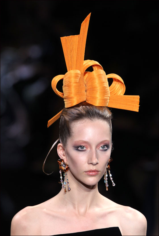 انطلاق اسبوع الازياء الراقية لخريف شتاء 12/2011 في باريس