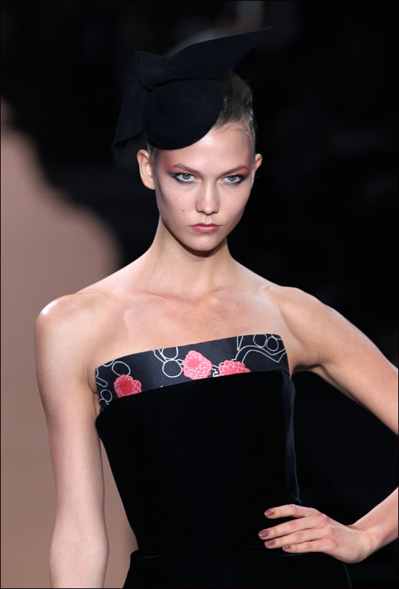 انطلاق اسبوع الازياء الراقية لخريف شتاء 12/2011 في باريس