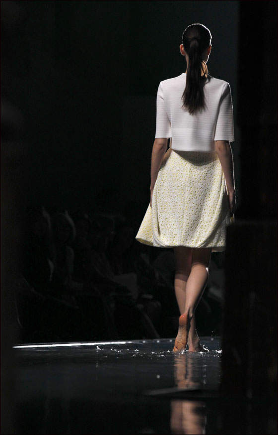 انطلاق اسبوع الازياء الراقية لخريف شتاء 12/2011 في باريس