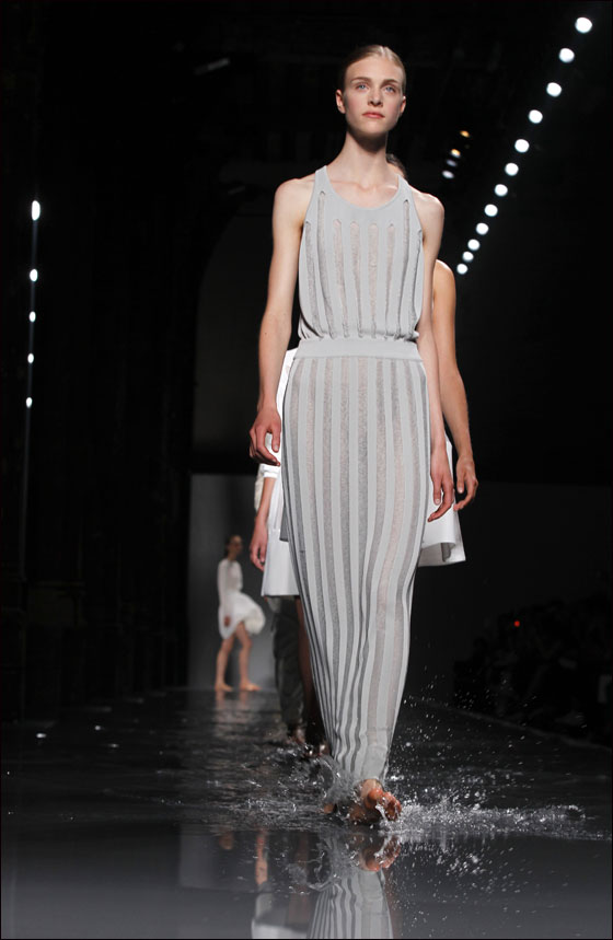 انطلاق اسبوع الازياء الراقية لخريف شتاء 12/2011 في باريس