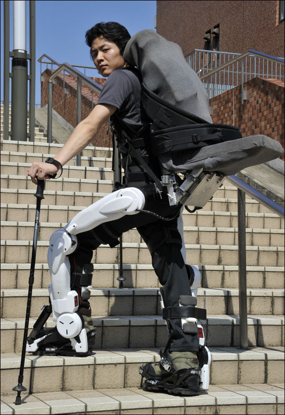 معاق يبتكر بدلة روبوتية متطورة ليدور بها العالم! 