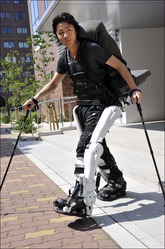 معاق يبتكر بدلة روبوتية متطورة ليدور بها العالم! 