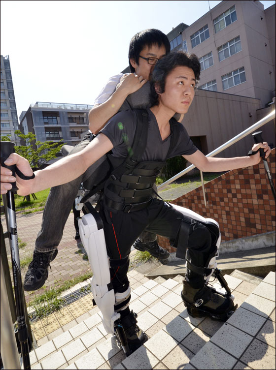 معاق يبتكر بدلة روبوتية متطورة ليدور بها العالم! 