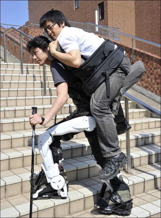 معاق يبتكر بدلة روبوتية متطورة ليدور بها العالم! 