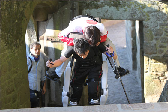 معاق يبتكر بدلة روبوتية متطورة ليدور بها العالم! 