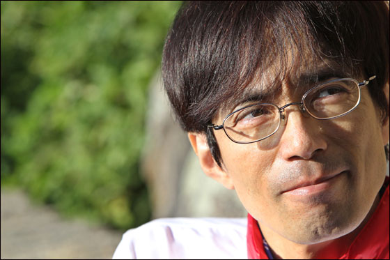 معاق يبتكر بدلة روبوتية متطورة ليدور بها العالم! 