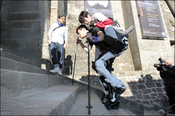 معاق يبتكر بدلة روبوتية متطورة ليدور بها العالم! 