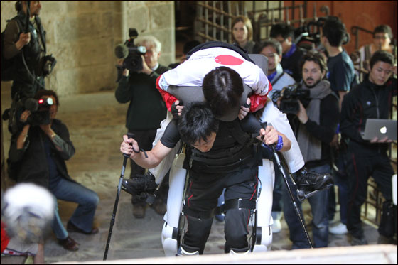 معاق يبتكر بدلة روبوتية متطورة ليدور بها العالم! 