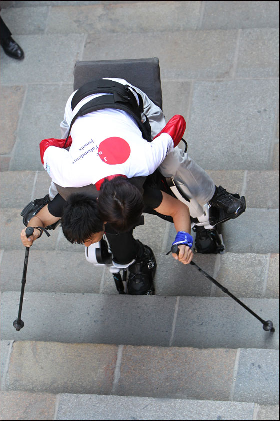 معاق يبتكر بدلة روبوتية متطورة ليدور بها العالم! 