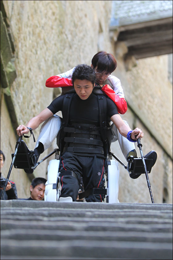 معاق يبتكر بدلة روبوتية متطورة ليدور بها العالم! 