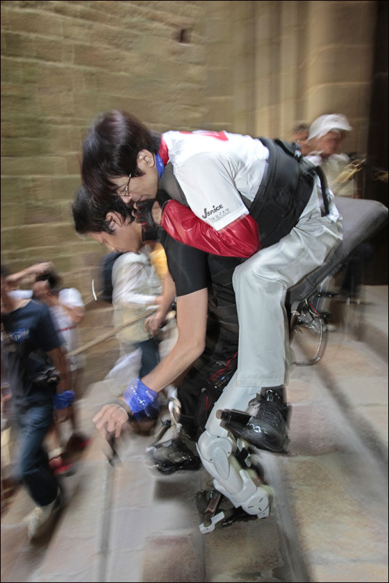 معاق يبتكر بدلة روبوتية متطورة ليدور بها العالم! 