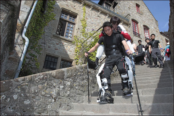 معاق يبتكر بدلة روبوتية متطورة ليدور بها العالم! 