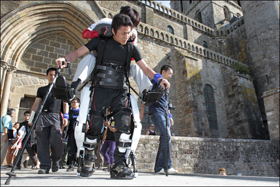 معاق يبتكر بدلة روبوتية متطورة ليدور بها العالم! 