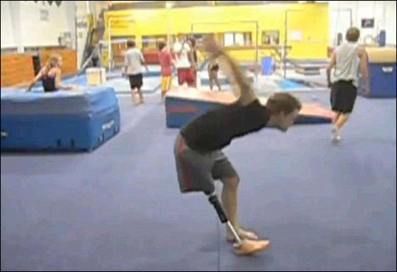 جمنازي فقد ساقه اثر اصابته بالسرطان وما زال يمارس الجمباز!!