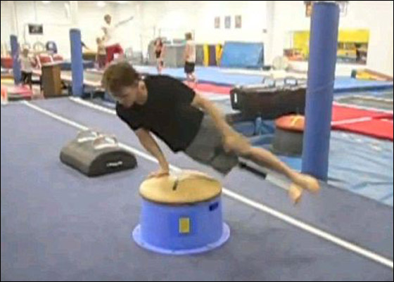 جمنازي فقد ساقه اثر اصابته بالسرطان وما زال يمارس الجمباز!!