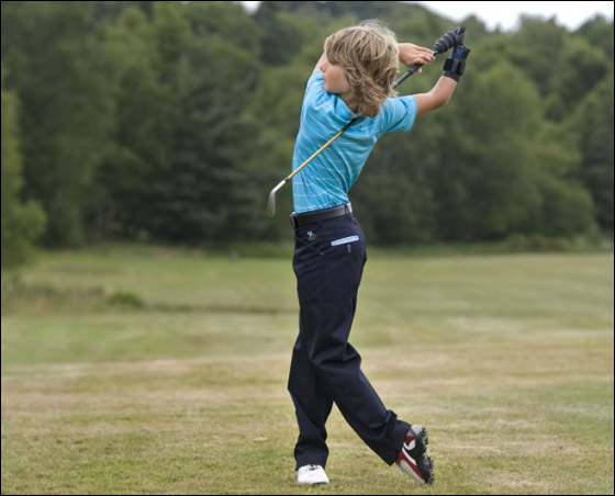 طفل بيد واحدة يلعب "الكاراتيه" ويحترف رياضة الجولف!!