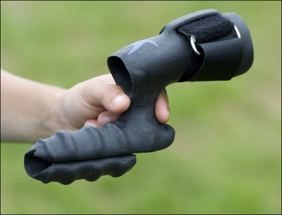 طفل بيد واحدة يلعب "الكاراتيه" ويحترف رياضة الجولف!!