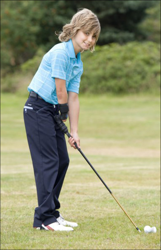 طفل بيد واحدة يلعب "الكاراتيه" ويحترف رياضة الجولف!!