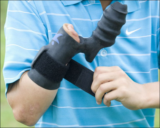 طفل بيد واحدة يلعب "الكاراتيه" ويحترف رياضة الجولف!!