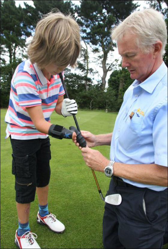 طفل بيد واحدة يلعب "الكاراتيه" ويحترف رياضة الجولف!!