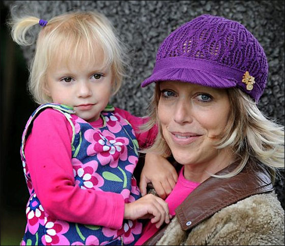 بشجاعة: ام وطفلتها هزمتا السرطان بعدما بدأتا العلاج سويا!!