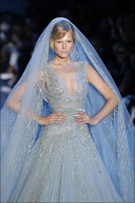 بالصور.. شايف ينقل تصاميم ايلي صعب لخريف وشتاء 2011 