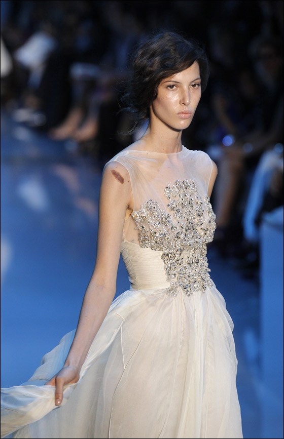 بالصور.. شايف ينقل تصاميم ايلي صعب لخريف وشتاء 2011 