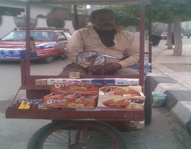 تحدى إعاقته وسعى لكسب رزقه  بتحويل كرسيه الى متجر!