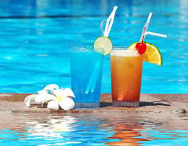 احذروا احتساء المشروبات اثناء السباحة.. فهو قاتل!