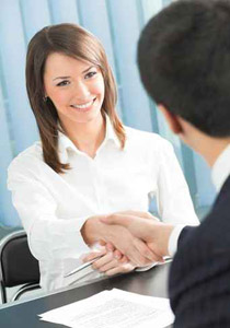 الرجل يغازل زميلته في العمل بسبب الملل.. وليس جاذبيتها