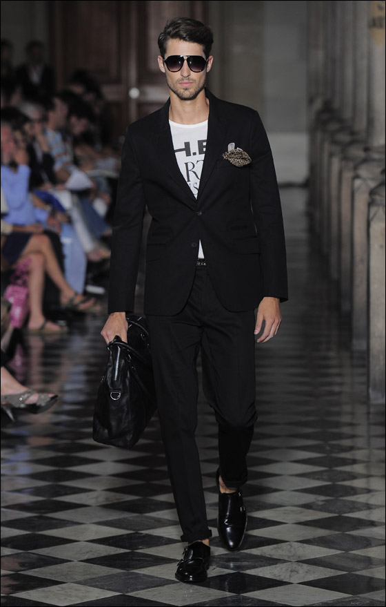 "شايف" ينقل لكم صور أزياء ربيع وصيف 2012!