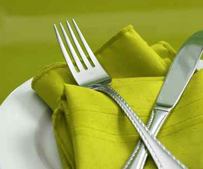 شوكة وسكينة كبيرتين لتفادي تناول كميات كبيرة من الطعام 