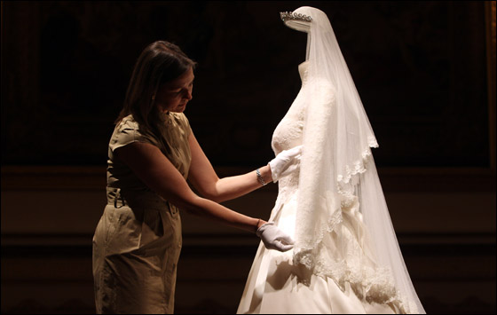 بالصور.. فستان زفاف كيت ميدلتون معروض في قصر باكينجهام! 