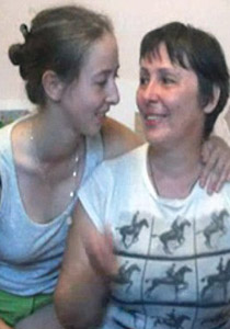 روسية تتحدى تدمر نصف مخها وشللها بممارسة الرسم 