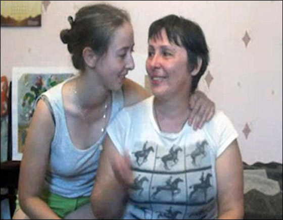 روسية تتحدى تدمر نصف مخها وشللها بممارسة الرسم 