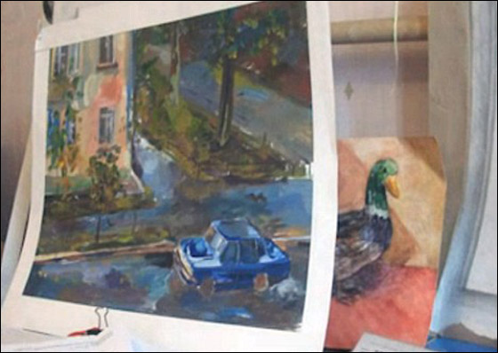 روسية تتحدى تدمر نصف مخها وشللها بممارسة الرسم 