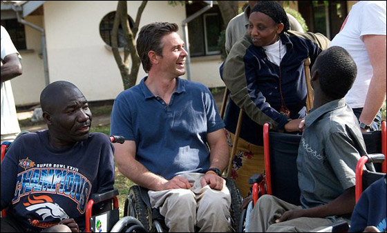 رياضي يتحدى شلله ويتسلق أعلى جبل في افريقيا بدراجتة الهوائية!!