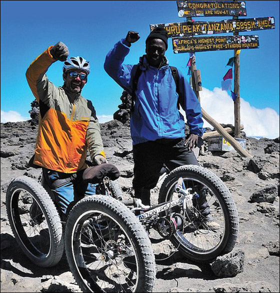 رياضي يتحدى شلله ويتسلق أعلى جبل في افريقيا بدراجتة الهوائية!!