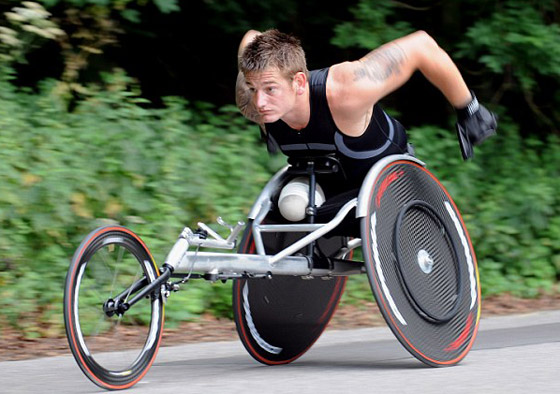 بعد ان فقد ساقيه.. جندي يشارك بمسابقة الرجل الحديدي!!