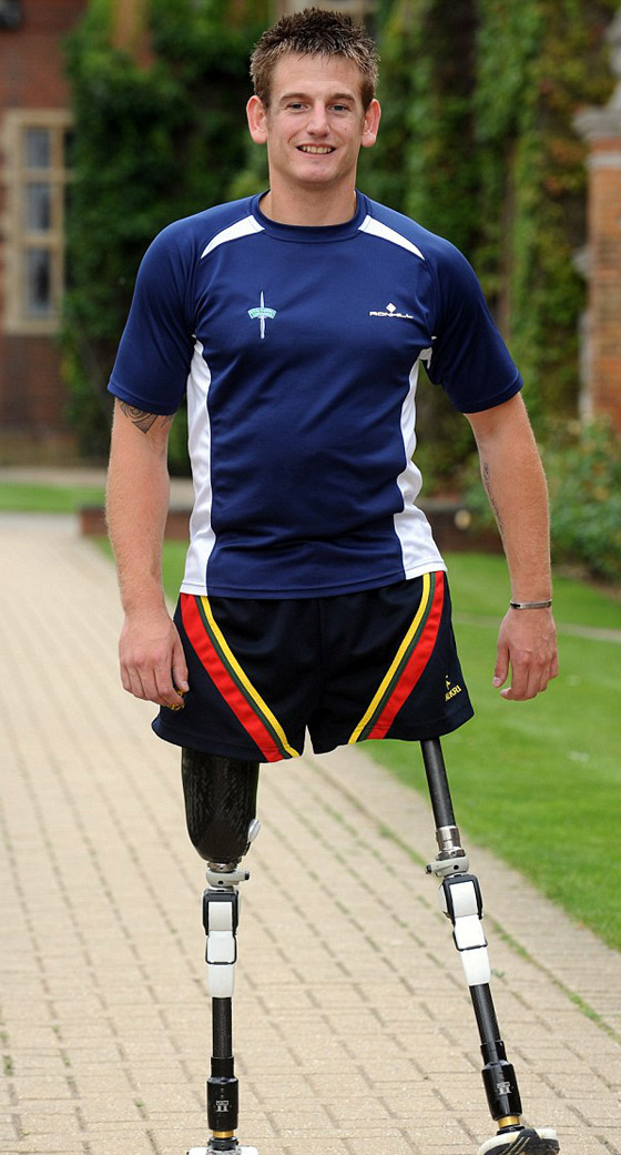 بعد ان فقد ساقيه.. جندي يشارك بمسابقة الرجل الحديدي!!