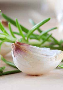 لافطار صحي وشهي.. "شايف" يقدم لكم الدجاج بالاعشاب الطازجة